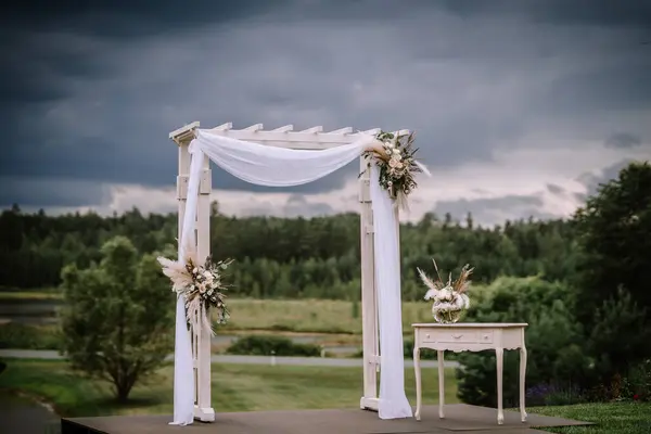 Валмиера Латвия Августа 2023 Года Элегантная Белая Свадебная Арка Драпировкой — стоковое фото