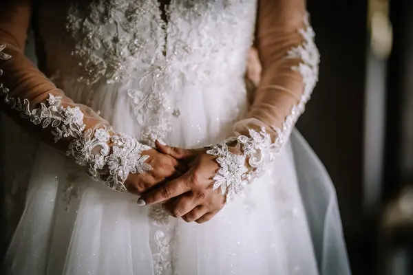Валмиера Латвия Августа 2023 Руки Невесты Показаны Подробным Кружевом Телом — стоковое фото