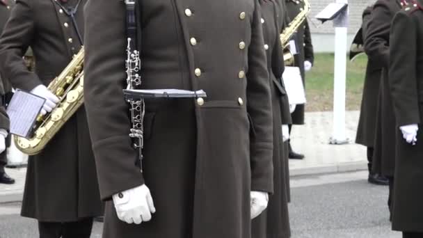 一支身着制服 手持单簧管和萨克斯管的军事乐队成员在仪式上的特写镜头 — 图库视频影像