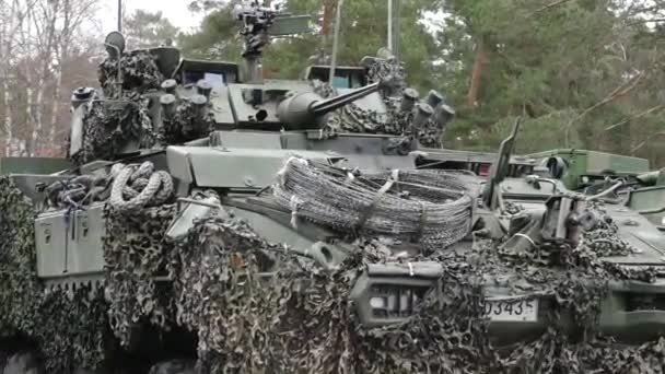 Adazi Valmiera April 2024 Nato Anniversary 森林地区装有大炮和装备的卡莫网络军用车辆 — 图库视频影像