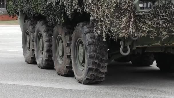 Close Das Rodas Veículo Militar Cobertas Por Redes Camuflagem — Vídeo de Stock