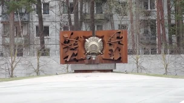 一座带有军事尖顶的纪念碑 其题词 Vienotb Spks 座落在一座建筑物和一棵树上 — 图库视频影像