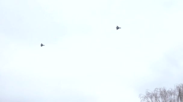 一架喷气式战斗机在空中飞行 — 图库视频影像