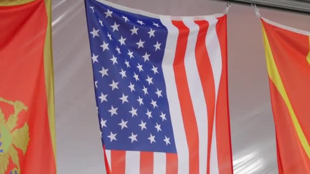 Asılan Bir Amerikan Bayrağı Kırmızı Sarı Desenli Başka Bir Bayrağın — Stok video