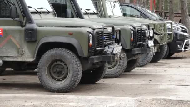 Nemzeti Lobogóval Ellátott Katonai Járművek Egymás Mellett Parkolnak — Stock videók