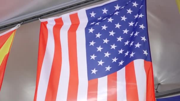 Una Bandiera Americana Appesa Accanto Altra Con Design Rosso Giallo — Video Stock