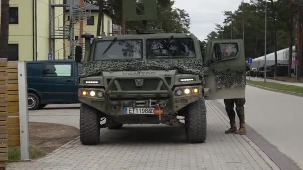 Vehículos Militares Con Insignias Bandera Nacional Estacionados Uno Lado Del — Vídeos de Stock