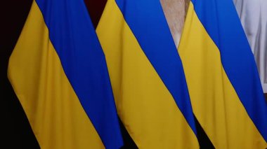 Riga, Letonya - 4 Nisan 2024 - Ukrayna bayrağını temsil ettiği tahmin edilen mavi ve sarı renkli üç bayraktan oluşan yakın plan.