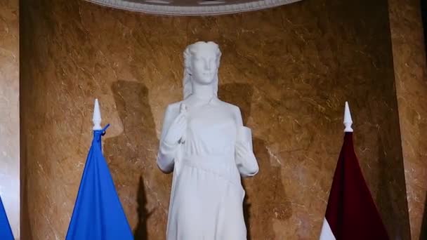 Ρίγα Λετονία Απριλίου 2024 Μαρμάρινο Άγαλμα Γυναίκας Ρόμπες Ανάμεσα Δύο — Αρχείο Βίντεο