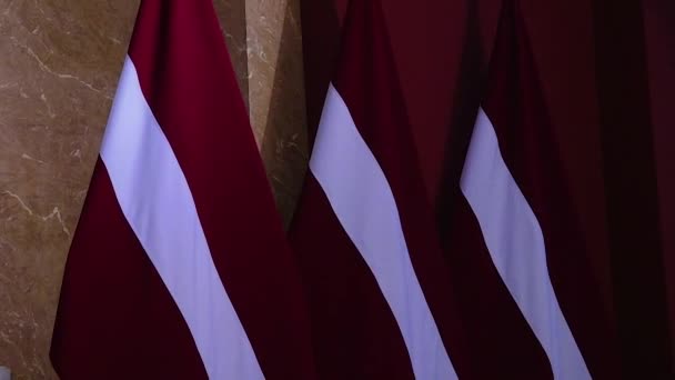 Riga Lotyšsko Dubna 2024 Kaštanové Bílé Pruhy Lotyšské Vlajky Elegantně — Stock video