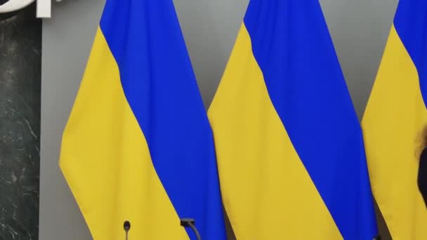 Ryga Łotwa Kwietnia 2024 Zbliżenie Trzech Flag Kolorach Niebieskim Żółtym — Wideo stockowe