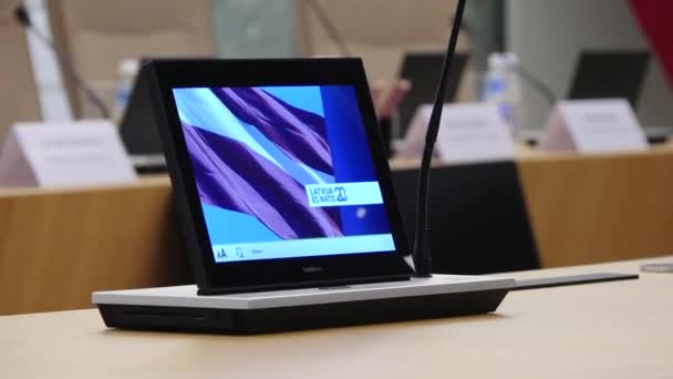 Ryga Łotwa Kwietnia 2024 Zbliżenie Mikrofonu Konferencyjnego Monitora Wyświetlającego Baner — Wideo stockowe
