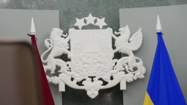 Ρίγα Λετονία Απριλίου 2024 Ένα Περίτεχνα Σχεδιασμένο Λευκό Λετονικό Οικόσημο — Αρχείο Βίντεο