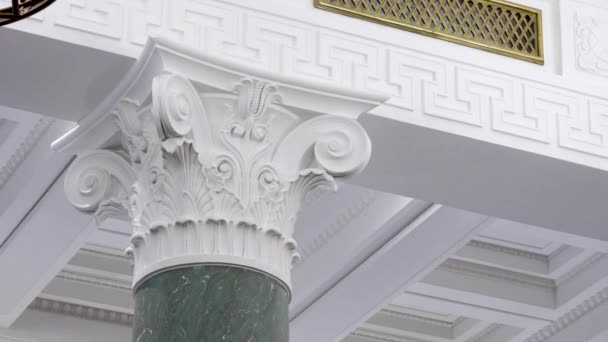 古典的なコリントのコラムは 装飾的に彫られた首都 ギリシャのキー成形と被覆された天井との壁に設定 — ストック動画