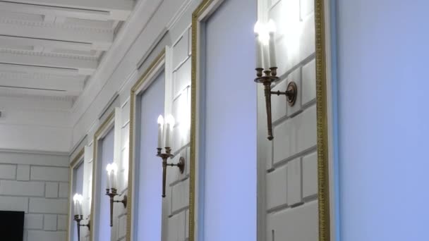 Riga Letônia Abril 2024 Elegante Interior Branco Com Design Clássico — Vídeo de Stock