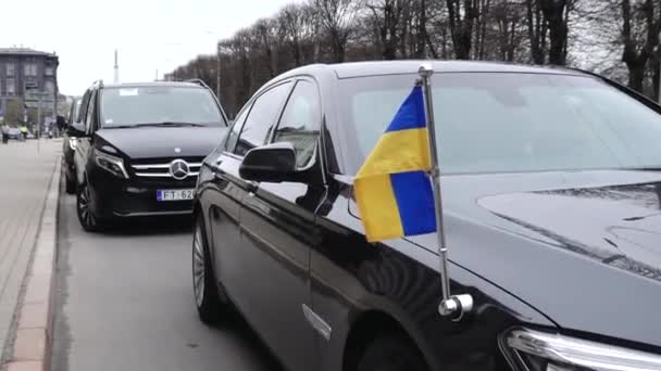 Riga Letonia Abril 2024 Automóvil Negro Que Muestra Una Bandera — Vídeo de stock