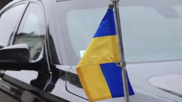 Riga Letonya Nisan 2024 Ukrayna Bayrağı Bir Arabanın Bayrak Direğine — Stok video