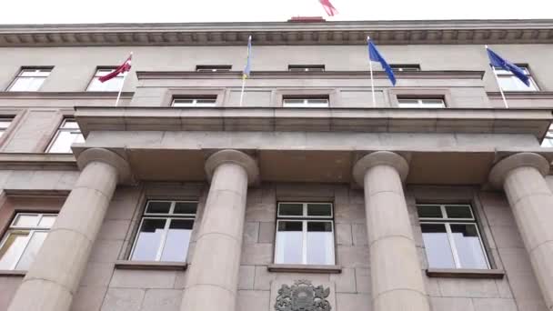 Riga Lettland April 2024 Fassade Des Regierungsgebäudes Mit Säulen Und — Stockvideo