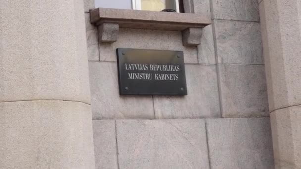 Riga Lotyšsko Duben 2024 Plaketa Kamenné Zdi Nápisem Latvijas Repthe — Stock video