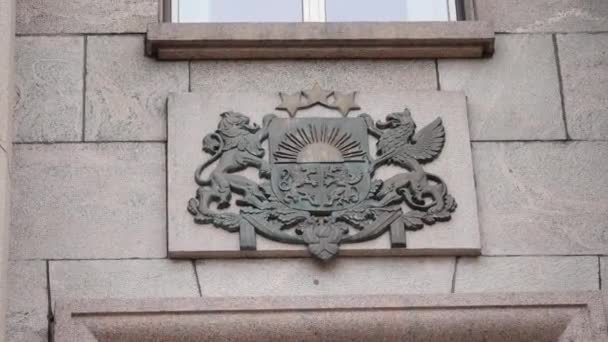 Riga Latvia Abril 2024 Alívio Emblema Fachada Construção Com Leões — Vídeo de Stock