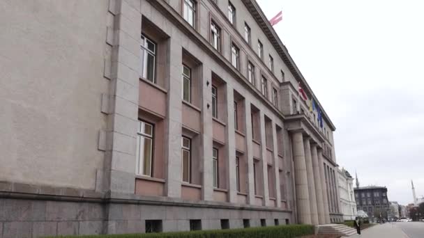 Riga Letonya Nisan 2024 Bir Şehir Caddesinde Bulunan Sütunları Bayrakları — Stok video