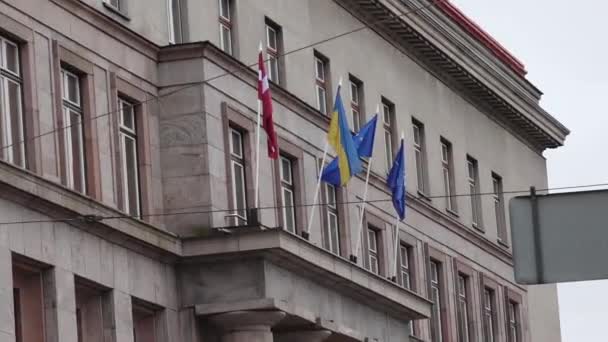 ラトビア 2024 曇った空に対して欧州連合と国旗を持つ建物 — ストック動画