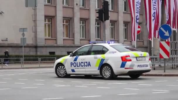 라트비아 보행자와 깃발을 거리에 번쩍이는 2024 Police — 비디오