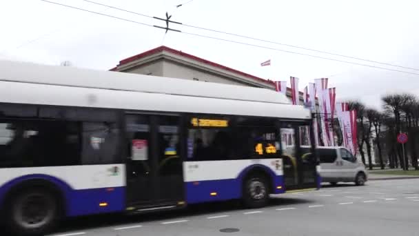 Ρίγα Λετονία Απρίλιος 2024 Πόλη Κυκλοφορίας Λεωφορείο Βαν Και Περιπολικό — Αρχείο Βίντεο