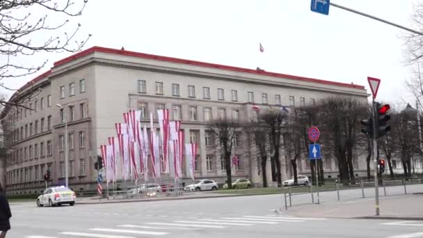 라트비아 보행자 자전거 배경에 깃발이있는 건물이있는 2024 모퉁이 — 비디오