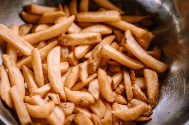 Valmiera, Letonya - 29 Temmuz 2023 - Bir kase altın patates kızartması.