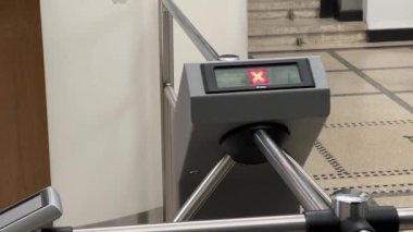Riga, Letonya - 4 Nisan 2024 - Kızıl haçlı bir giriş kapısı, muhtemelen bir nakliye ya da güvenli bir tesise girildiğini gösteriyor.