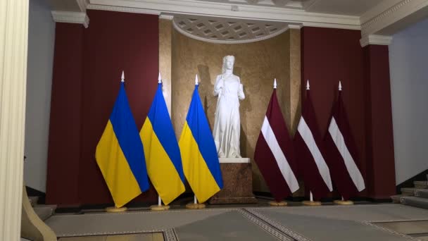 Riga Lettonie Avril 2024 Drapeaux Nationaux Dans Intérieur Classique Avec — Video