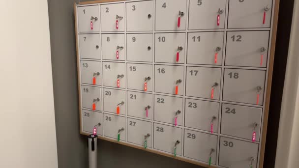 Стена Пронумерованных Шкафчиков Ключами Красочными Ярлыками Ключей Предполагает Организованную Систему — стоковое видео