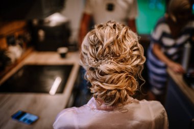 Valmiera, Letonya - 10 Ağustos 2023 - Dekoratif tokalarla süslü bir gelin saç stili.