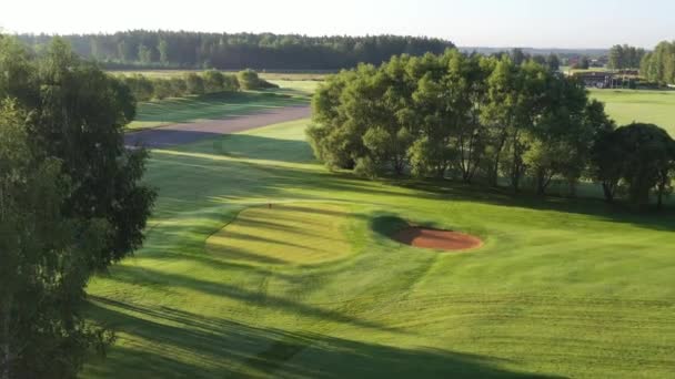 Valmiera Letônia Agosto 2023 Sombras Fundição Luz Matinal Verde Golfe — Vídeo de Stock