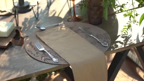 Kültéri Étkező Asztal Beállítás Evőeszközökkel Placemats Egy Sajttábla Meleg Fényben — Stock videók