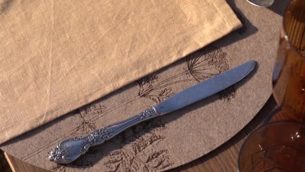 Ein Messer Auf Einem Tischset Mit Serviette Auf Einen Holztisch — Stockvideo