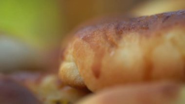 Yakın plan altın-kahverengi köfte, yiyecek dokusu, sığ alan derinliği.