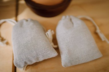 Dobele, Letonya - 18 Ağustos 2023 Ahşap yüzeyde iki keten ip torbası.