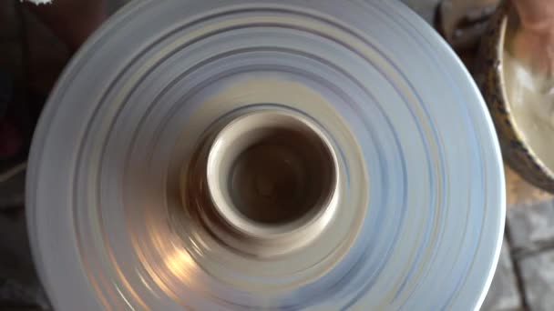 Dorele Latvi 2023年8月18日 波特在扭曲的陶瓷轮上制作陶瓷壶 顶部视图 波特在工作 手工制作 手工制作 白土慢动作 — 图库视频影像