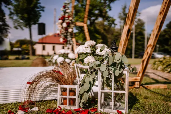 Valmiera Lettland Augusti 2023 Dekorativa Bröllopsarrangemang Utomhus Med Träbåge Prydd Stockbild