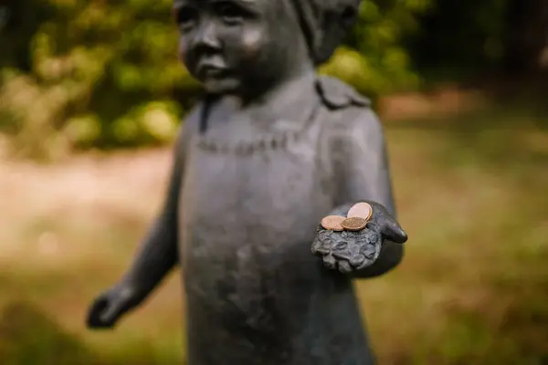 Valmiera Latvia August 2023 Close Bronze Statue Young Girl Holding — Stock Photo, Image