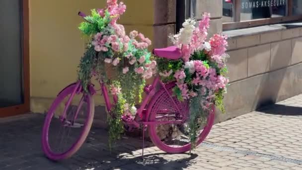 Cesis Lotyšsko Května 2024 Kreativně Zdobené Kolo Pokryté Pestrobarevnými Květy — Stock video