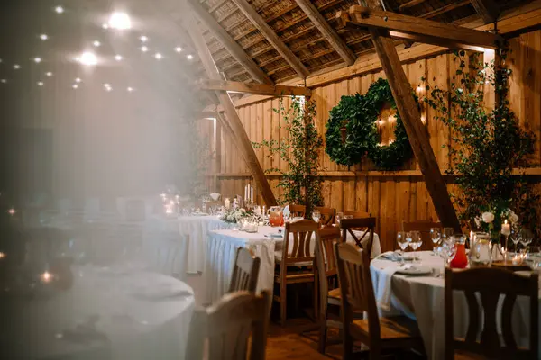 Valmiera Latvia August 2023 Rustic Wedding Venue Wooden Beams Dining Foto Stock