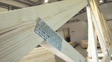 Balvi, Letonya - 25 Mayıs 2024 - İnşaat atölyesinde metal plakalı ahşap kirişler, yapı mühendisliği ve marangozluk teknikleri sergileniyor.