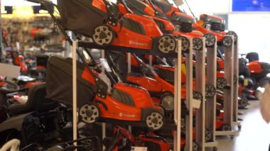 Cesis, Letonya, 29 Mayıs 2024 - Husqvarna çim biçme makineleri bir mağazadaki raflarda sergilendi, çeşitli modelleri düzenli ve düzenli bir şekilde sergiledi.