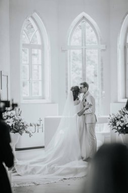 Valmiera, Letonya - 9 Eylül 2023 - Gelin ve damat kilisenin düğün töreninde ilk kez öpüştüler..