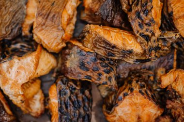 limbazi, Letonya, 29 Haziran 2024 - yakın plan ızgara somon parçaları kömürleşmiş deri ve altın-kahverengi doku. Somon gevrek ve iyi pişmiş görünüyor..