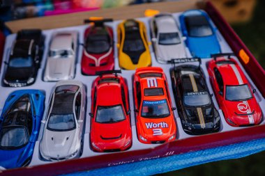 limbazi, Letonya, 29 Haziran 2024 - Bentley ve diğer yarış arabaları gibi markalar da dahil olmak üzere pazardaki bir kutuda çeşitli tasarım ve renklerde oyuncak araba koleksiyonu.