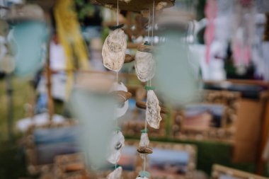 limbazi, Letonya, 29 Haziran 2024 - Açık hava pazarında deniz kabuğu dekorasyonlarına yakın çekim, bulanık arka plan ve kopyalama alanı.